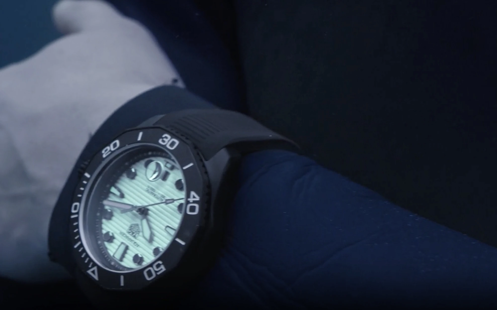 Tag heuer aquaracer professional 300 date nightdiver 4